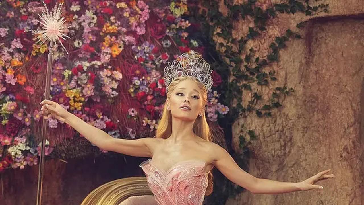 Pesona Ariana Grande dalam Balutan Dress Pink di Film Wicked