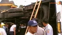 [VIDEO] Minibus Terguling di Salatiga, 16 Penumpang Terluka