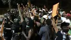Unjuk rasa memprotes penembakan pria kulit hitam di Charlotte berujung ricuh, North Carolina, AS, Selasa (20/9). Massa terlibat saling dorong dengan polisi yang berjaga. (REUTERS/Adam Rhew)