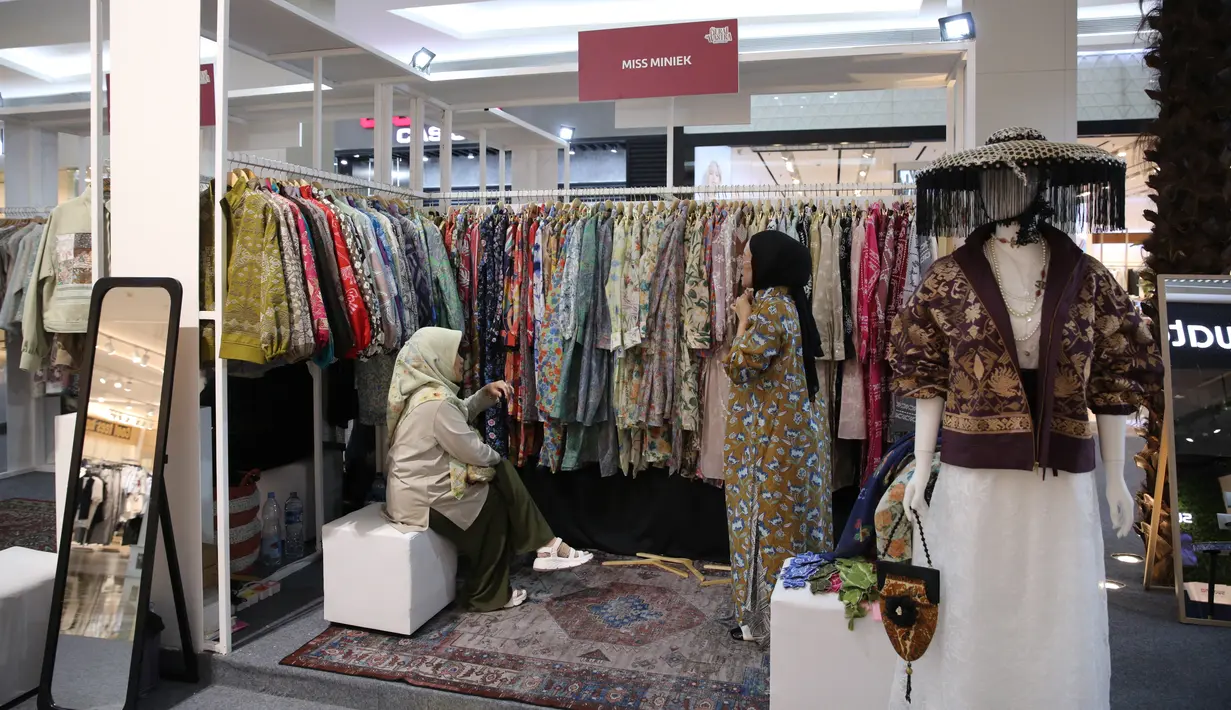 Teknik bordir menjadi ciri khas Miss Miniek, terlihat pada jaket bomber yang dibordir dengan teknik tenun Bali berwarna cerah. Paduan ini menciptakan koleksi statement yang tak hanya modis, tetapi juga sarat nilai budaya. [Dok/KLY/Adrian].