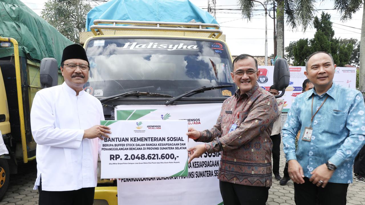 Menteri Sosial Saifullah Yusuf (Gus Ipul) menyerahkan bantuan logistik buffer stock untuk Provinsi Sumatera Selatan