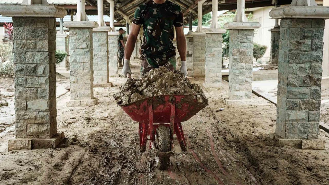 FOTO: Prajurit TNI AD Berjibaku Bersihkan Lumpur Tebal di RSUD Aceh Tamiang