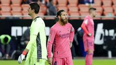 Para pemain Real Madrid tampak kecewa usai ditaklukkan Valencia pada laga Liga Spanyol di Stadion Mestalla, Minggu (8/11/2020). Valencia menang dengan skor 4-1. (AP/Alberto Saiz)