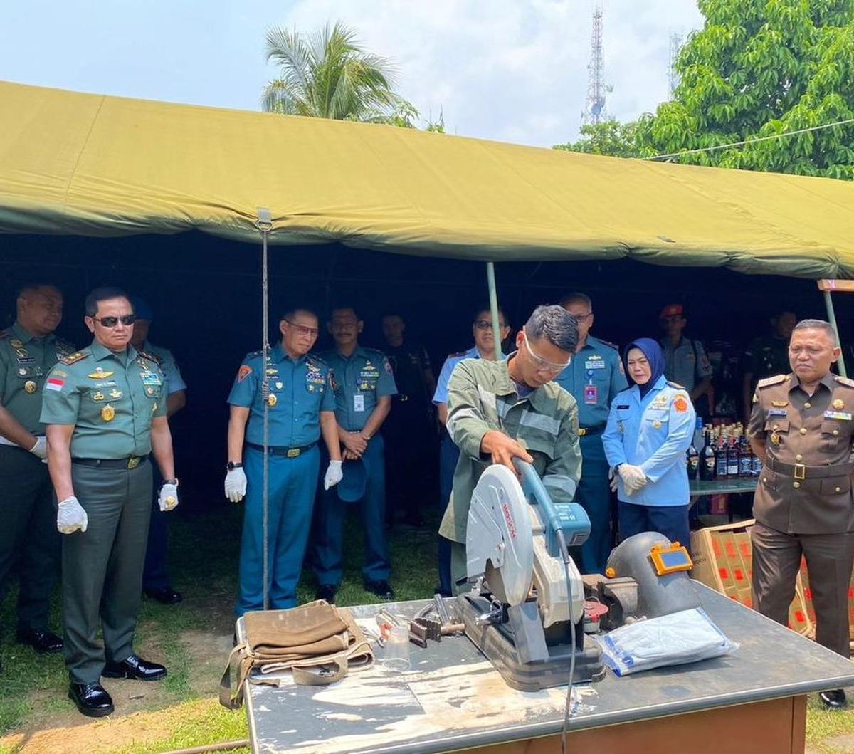 "Barang bukti yang dimusnahkan kali ini perkaranya selesai ditangani dan sudah memperoleh kekuatan hukum tetap," jelas Orjen TNI Laksda TNI Dr. Nazali Lempo.<br>