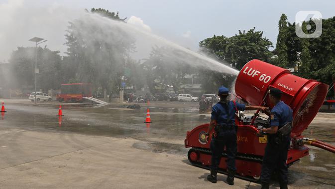 Petugas pemadam kebakaran mengoperasikan robot damkar jenis LUF 60 di kantor PKP DKI Jakarta, Kamis (13/2/2020). Robot damkar jenis LUF 60 seharga RP 8 miliar tersebut berfungsi untuk menyedot asap dan masuk lorong atau gang. (Liputan6.com/Herman Zakharia)
