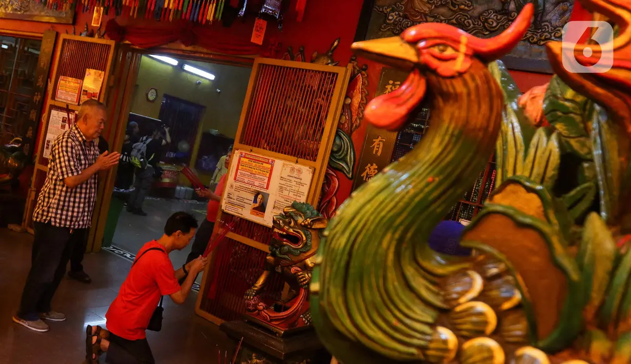Tidak hanya yang ada di Jakarta, umat yang akan bersembahyang di Vihara Amurva Bhumi juga datang dari berbagai daerah. (Liputan6.com/Herman Zakharia)
