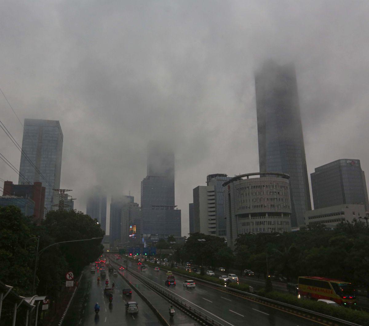 Pemandangan awan mendung menyelimuti kawasan Jalan Gatot Subroto, Jakarta Selatan, Sabtu (6/7/2024).&nbsp;Badan Meteorologi, Klimatologi, dan Geofisika (BMKG) menyampaikan, saat ini Indonesia akan menuju fenomena La Nina pada periode Juli, Agustus, dan Se