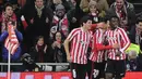 Para pemain Athletic Bilbao merayakan gol ke gawang Barcelona. Hanya berselang tiga menit, Inaki Williams mengubah kedudukan menjadi 2-0 setelah menerima umpan Aritz Aduriz pada menit ke-28. (AFP/Ander Gillenea)