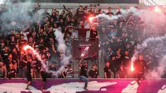 Suporter Persita Tangerang memberikan dukungan terhadap timnya dengan menyalakan suar saat pertandingan persahabatan antara Persita Tangerang melawan PSM Makassar di Indomilk Arena, Tangerang, Rabu (01/06/2022). Pertandingan berakhir dengan skor imbang 1-1. (Bola.com/Bagaskara Lazuardi)
