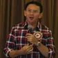 Cagub DKI Jakarta Basuki Tjahaja Purnama (Ahok) menyampaikan sambutan saat berada di acara penggalangan dana kampanye di Jakarta, Minggu (27/11). (Liputan6.com/Herman Zakharia)