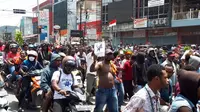 Aksi massa sudah terjadi sejak pukul 05.30 WIT. Massa memblokir sejumlah ruas jalan protokol, yakni di jakan Wosi, Yos Sudarso, Merdeka, Trikora, Wosi, Jalan Baru , Reremi, Esau Sesa. (Kabarpapua/ Litha)