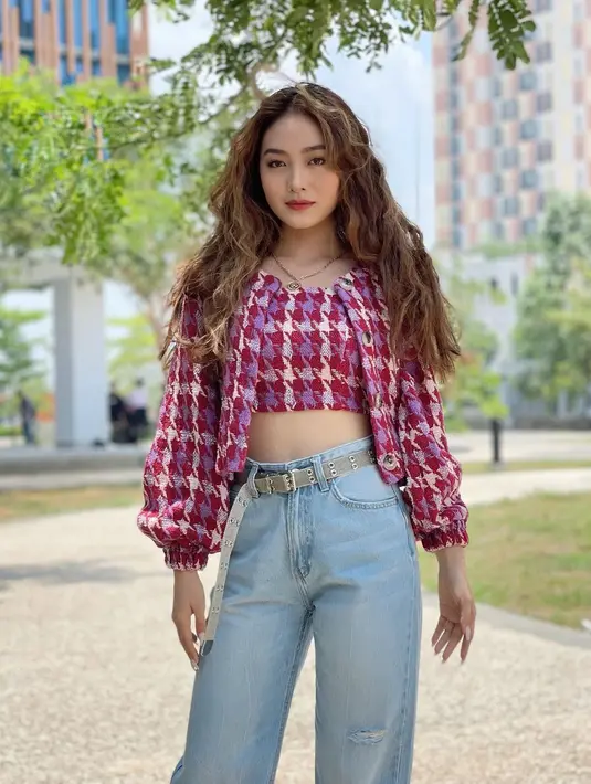 Opsi lainnya, padukan denim dengan warna pink magenta seperti OOTD Natasha Wilona ini. @natashawilona12.