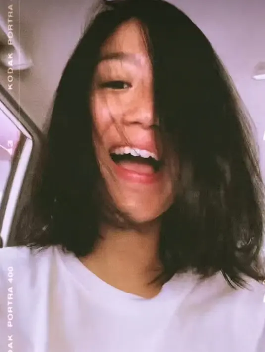 Warganet yang melihat hasil potongan rambut Chef Renatta pun memuji penampilan barunya. Meski dipotong sendiri, rambut Chef Renatta tampak rapi dan bagus. Penampilannya yang apa adanya itu terlihat cantik.(Liputan6.com/IG/@renattamoeloek)