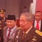 Presiden ke-6 RI Susilo Bambang Yudhoyono (SBY) bersama Menteri Pertahanan Prabowo Subianto dan mantan Panglima TNI Djoko Suyanto hadir dalam acara HUT ke-78 TNI di Monas, Jakarta, Kamis (5/10/2023). (Merdeka.com/Muhammad Genantan Saputra)