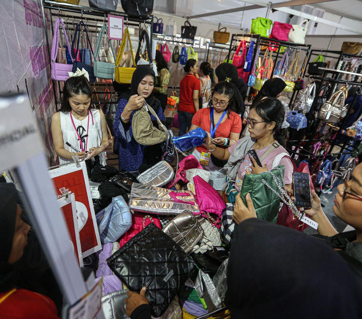 Pengunjung membeli produk mode dan kecantikan selama ajang Social Chic 2024 di Stadion Madya Gelora Bung Karno (GBK), Jakarta, Jumat (2/8/2024).&nbsp;Social Chic merupakan festival tahunan yang menampilkan beragam produk mode dan kecantikan. Foto: Liputan