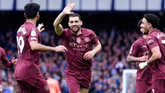 Para pemain Manchester City merayakan gol yang dicetak oleh Mateo Kovacic (tengah) dalam laga lanjutan Liga Inggris 2024/2025 melawan Everton di Goodison Park, Liverpool, Inggris, Sabtu (19/04/2025) waktu setempat. (AP Photo/Peter Byrne)