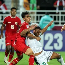 Pemain Timnas Indonesia U-23, Pratama Arhan (kiri) berebut bola dengan pemain Irak U-23, Nihad Mohammed pada laga perebutan tempat ketiga Piala Asia U-23 2024 di Abdullah bin Khalifa Stadium, Doha, Qatar, Kamis (2/5/2024). (AFP/Karim Jaafar)
