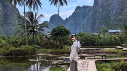 Sebelum mengunjungi Rammang-rammang yang berada di Kabupaten Maros, sebelumnya Raline Shah baru saja mendaki gunung Latimojong. Gunung yang berada di Kabupaten Enrekang ini juga memiliki pemandangan indah dan menarik untuk pecinta alam. (Liputan6.com/IG/@ralineshah)