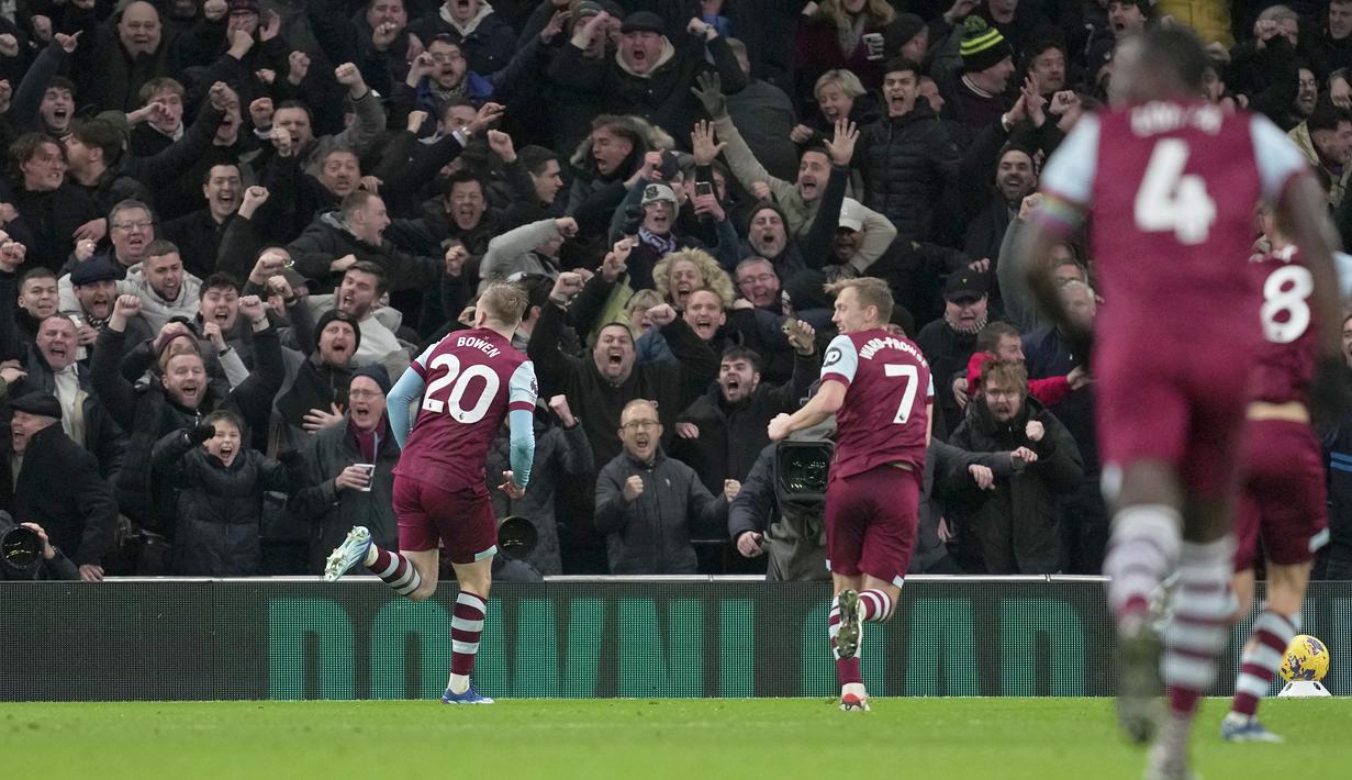 Penyerang West Ham Jarrod Bowen (kiri) berselebrasi setelah mencetak gol pertama timnya ke gawang Tottenham Hotspur duel pekan ke-15 Premier League 2023/2024  di Tottenham Hotspur Stadium, Jumat (8/12/2023). (AP Photo/Kin Cheung)