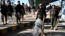 Polisi berjaga-jaga di Peshawar pada tanggal 9 Februari 2024, sehari setelah pemilihan umum nasional Pakistan. (Abdul MAJEED/AFP)