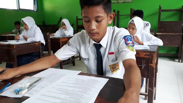 Septian Dwi Saputro mengikuti pendidikan kepercayaan di SMP Negeri 3 Gandrungmangu Cilacap. (Foto: Liputan6.com/Muhamad Ridlo)