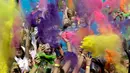 Puluhan peserta saling melemparkan bubuk warna selama mengikuti festival Holi di Riga, Latvia, (9/7). Festival ini selalu dirayakan setiap awal musim semi. (REUTERS/Ints Kalnins)