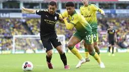 Pemain Norwich City, Jamal Lewis, berebut bola dengan gelandang Manchester City, Bernardo Silva, pada laga Premier League di Stadion Carrow Road, Sabtu (14/9). Norwich City menang 3-2 atas Manchester City. (AP/Joe Giddens)