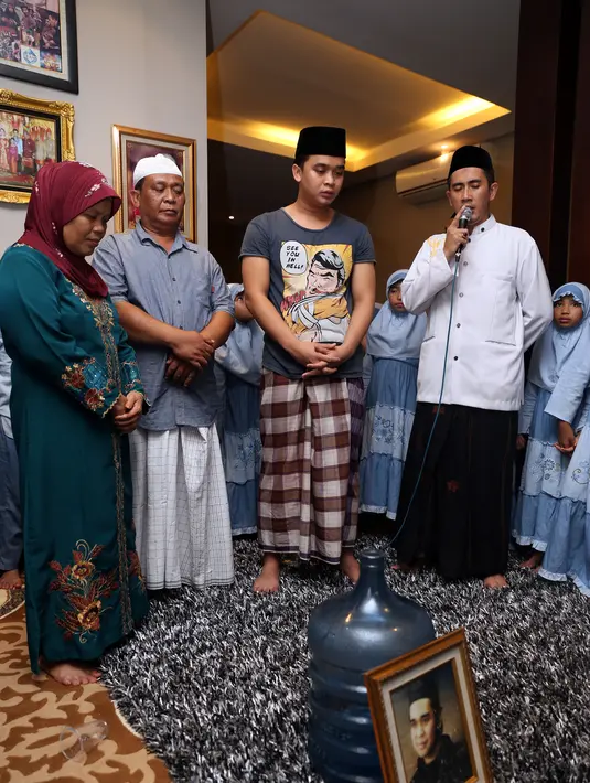 Suasana tahlilan kali ini benar-benar penuh haru biru dan nuansa duka (Foto: Muhammad Akrom Sukarya)