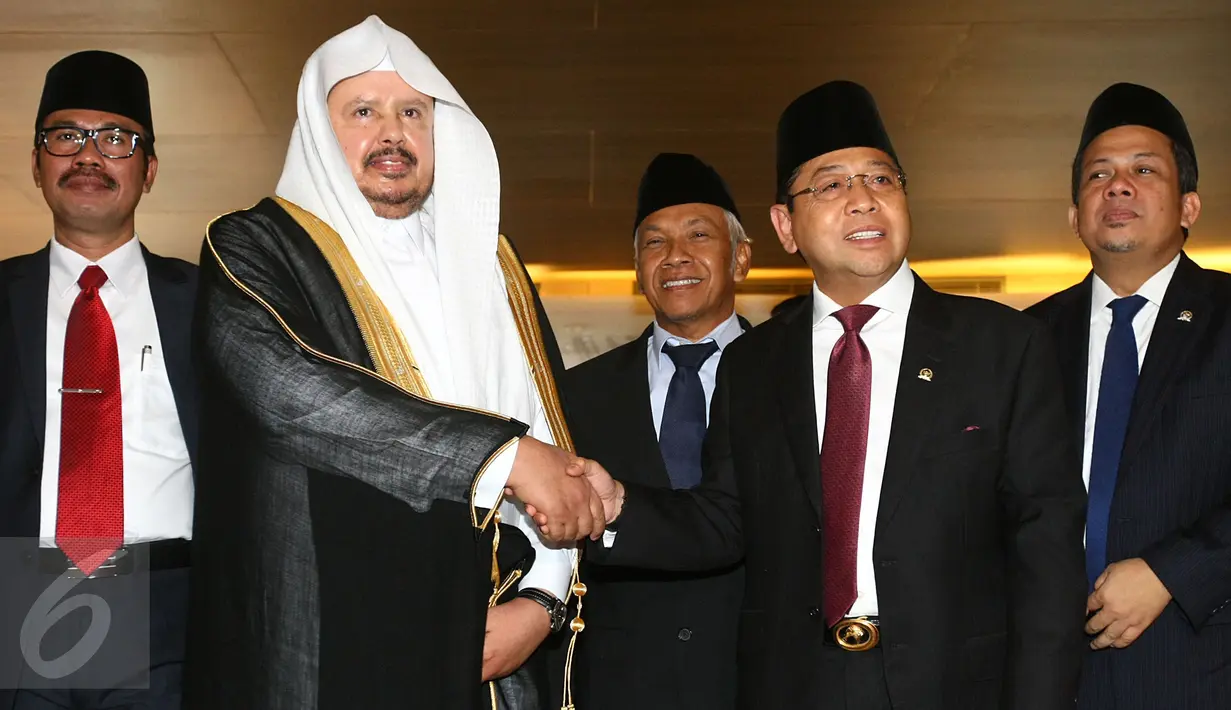 Ketua DPR Setya Novanto berjabat tangan dengan Ketua Majelis Syuro Arab Saudi Syeikh Abdullah bin Muhammad bin Ibrahim Al-Syeikh di Komplek Parlemen Senayan, Jakarta, Kamis (16/2). (Liputan6.com/Johan Tallo)