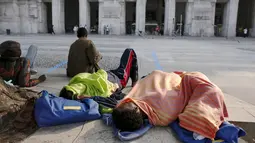 Sejumlah imigran tidur beralaskan kardus dan tikar di luar stasiun kereta api Milan, 11 Juni 2015. Ratusan imigran yang baru diselamatkan beberapa pekan lalu dari laut oleh Italia ini hidup terlantar di sepanjang jalan. (REUTERS/Stefano Rellandini) 