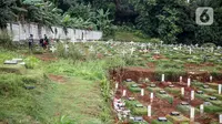 Sejumlah orang terlihat di pemakaman khusus jenazah dengan protokol COVID-19 di TPU Pondok Ranggon, Jakarta Timur, Selasa (5/1/2021). Lahan pemakaman khusus jenazah dengan protokol COVID-19 di TPU Pondok Ranggon sudah penuh sejak bulan November 2020 lalu. (Liputan6.com/Faizal Fanani)