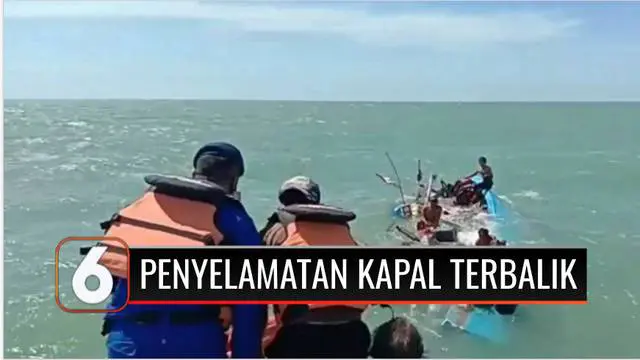 Polisi menyelamatkan anak buah kapal ikan di tengah laut perairan Indramayu, Jawa Barat. Anak buah kapal ikan terombang ambing di atas kapal yang terbalik usai dihantam gelombang tinggi.