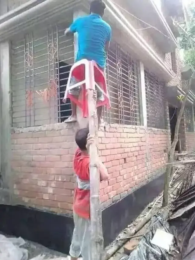 10 Aksi Nyeleneh Tukang Kerja Sama Waktu Kerja Ini Bikin Geleng Kepala