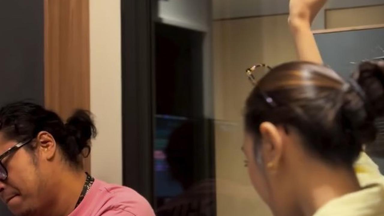 7 Potret Mahalini Bimbing Betrand Peto & Anggis di Studio, Lagu Duet Menggetarkan Hati Siap Rilis