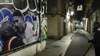 Seorang seniman (@nadiemedicearte) asal Spanyol, mengabadikan momen legendaris Achraf Hakimi ketika mencium sang ibu usai menang atas Belgia dan Spanyol. Seniman tersebut membuat lukisan mural di sekitar jalanan distrik Ciutat Vella di Barcelona, Spanyol. (Source: AFP/Javier Soriano)