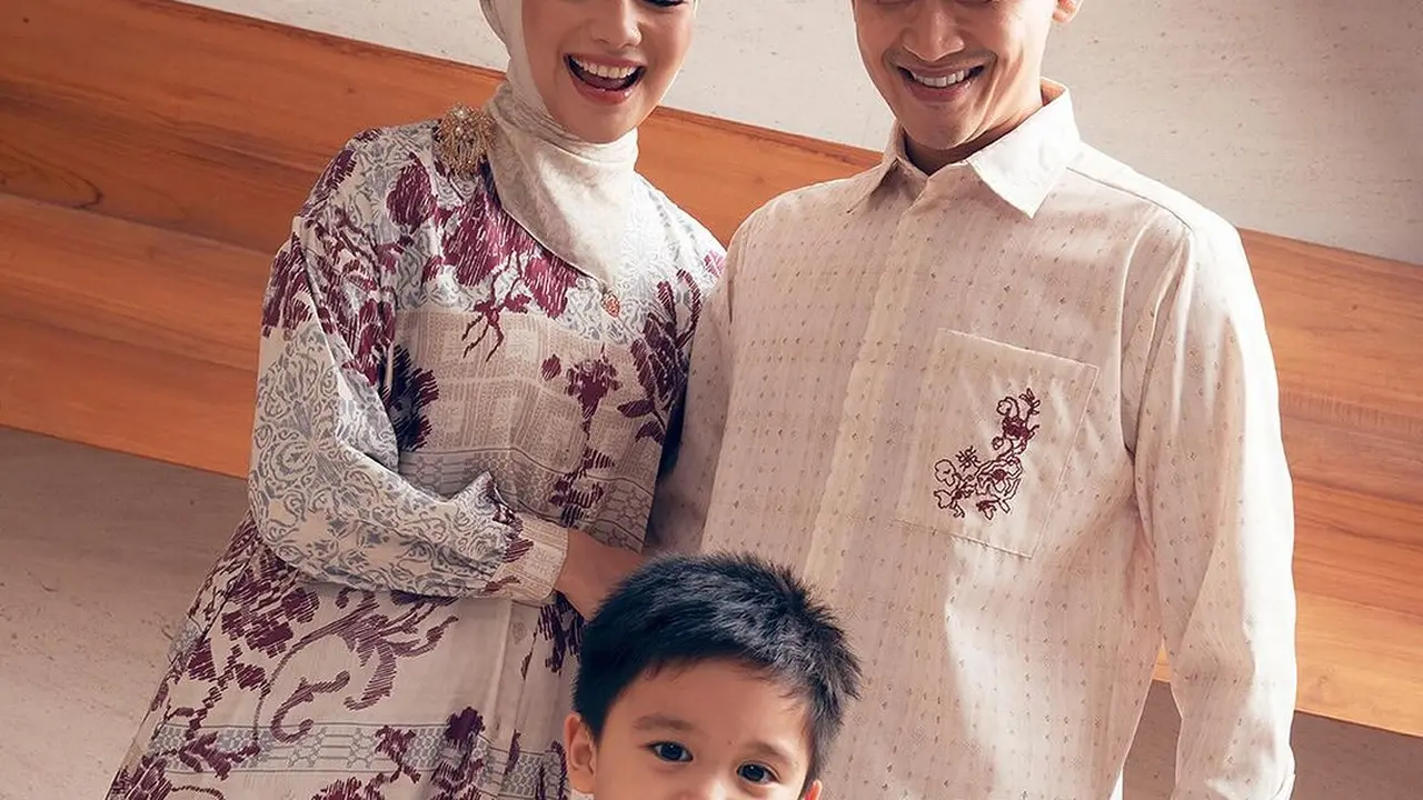 6 Gaya Lebaran ala Keluarga Citra Kirana, Inspirasi Baju Sarimbit Anti Boring