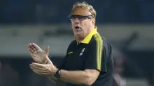 Pelatih Persib Bandung, Robert Alberts, memberikan instruksi saat melawan Persipura Jayapura pada laga Liga 1 2019 di Stadion Si Jalak Harupat, Bandung, Sabtu (18/5). Persib menang 3-0 atas Persipura. (Bola.com/M. Iqbal Ichsan)