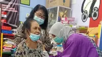 Vaksinasi lansia di Surabaya. (Dian Kurniawan/Liputan6.com)