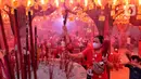 Salah satu umat Tionghoa saat meletakkan dupa usai memanjatkan doa pada malam pergantian tahun baru Imlek 2574 di Wihara Boen San Bio, Kota Tangerang, Banten, Sabtu (21/1/2023). Sembahyang malam pergantian tahun baru Imlek itu sebagai ungkapan syukur atas segala rezeki dan keselamatan dari Tuhan serta untuk pengharapan kehidupan lebih baik di tahun Kelinci Air mendatang. (Liputan6.com/Angga Yuniar)