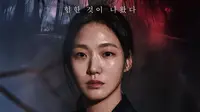 Kim Go Eun berperan sebagai Hwa Rim, seorang cenayang yang menenangkan roh pendendam. (Foto: Showbox via Soompi)