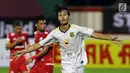 Pemain depan Persebaya, Rishadi Fauzi merayakan gol ke gawang Persija pada lanjutan Go-Jek Liga 1 Indonesia 2018 bersama Bukalapak di Lapangan PTIK, Jakarta, Selasa (26/6). Babak pertama Persija tertinggal 0-1. (Liputan6.com/Helmi Fithriansyah)