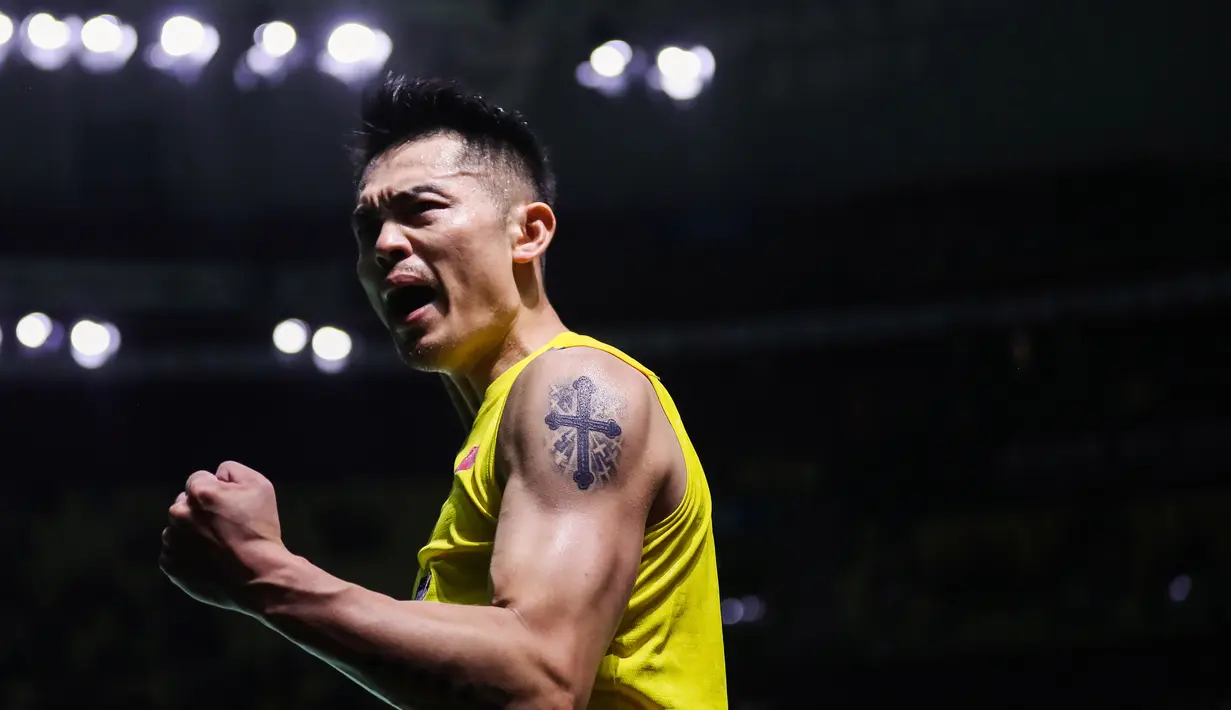 Lin Dan bereaksi saat bertanding melawan Chen Long dalam turnamen bulu tangkis Fuzhou China Open di Fuzhou, Provinsi Fujian, China, 6 November 2019. Karier bulu tangkis pria yang kini berusia 36 tahun tersebut benar-benar bergelimang gelar. (STR/OSPORTS/AFP)