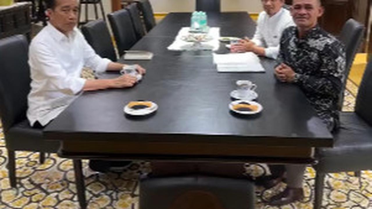 Detik-Detik Dua Pria Berlutut Saat Jokowi Lewat