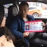 Usaha bapak ini begitu luar biasa mengharukan untuk mencari anaknya yang hilang selama 24 tahun. (Sumber Foto: Koreaboo)