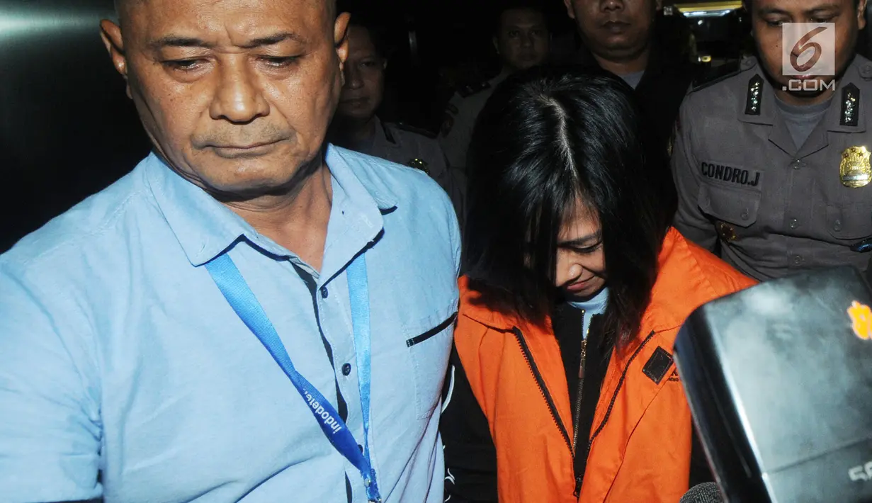 Direktur Utama PT. Manira Arta Mandiri (Mataram), Gabriella Yuan Ana kenakan rompi tahanan usai menjalani pemeriksaan pasca OTT di Gedung KPK, Jakarta, Selasa (20/08/2019). Gabriella ditahan terkait kasus suap lelang proyek pada Dinas PUPKP Kota Yogyakarta TA 2019. (merdeka.com/Dwi Narwoko)