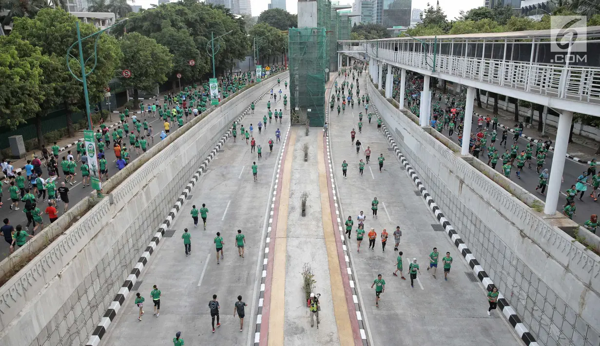 Peserta mengikuti lomba lari Milo Jakarta International 10K di kawasan Epicentrum, Jakarta, Minggu (15/7). Ajang lomba lari 10 Kilometer ini diikuti 16.000 peserta yang terbagi menjadi tiga kategori Open, Closed, dan Pelajar. (Liputan6.com/Faizal Fanani)
