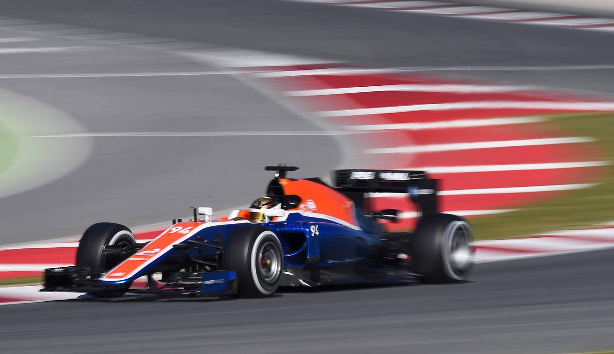 Pebalap Manor Racing, Pascal Werlein beraksi dengan catatan waktu 1m27,064s dari 79 lap pada sesi kedua tes pramusim di Sirkuit Catalunya, Barcelona, Rabu (2/3/2016). Malam WIB. (AFP/Josep Lago)