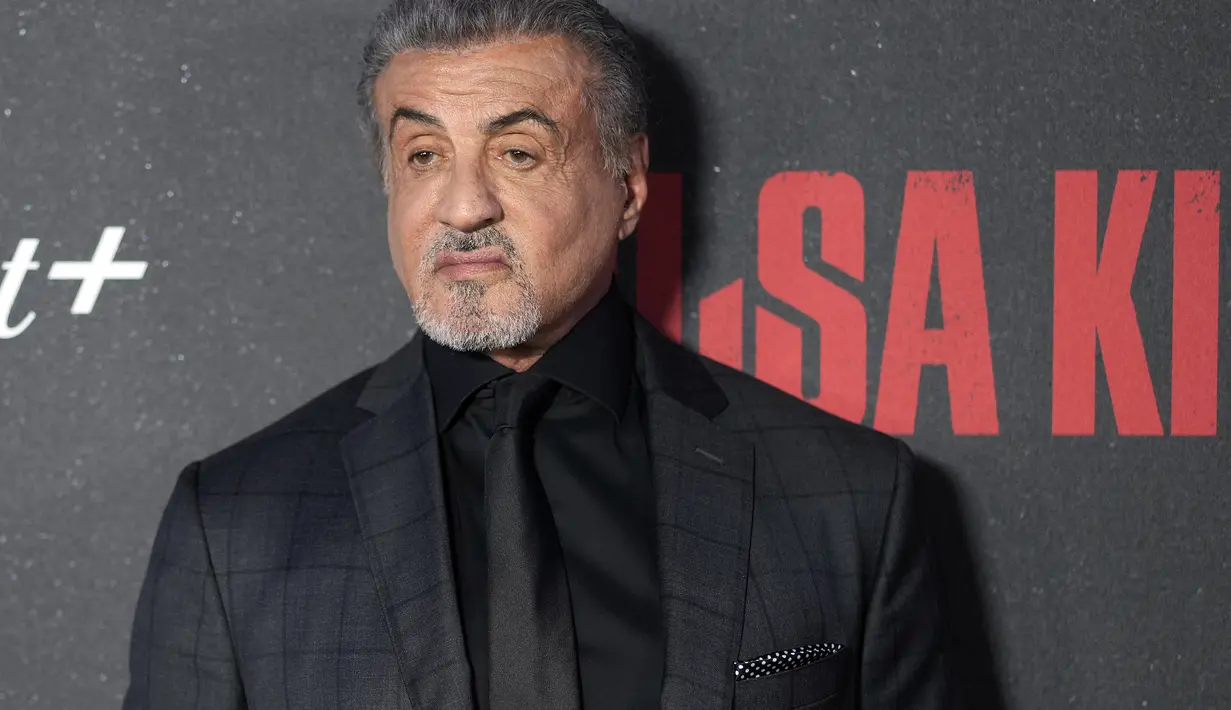 Sylvester Stallone berpose saat menghadiri pemutaran perdana Paramount+ "Tulsa King" di Regal Union Square di New York pada Rabu, 9 November 2022. Sylvester Stallone melengkapi penampilannya dengan memakai jam tangan dan cincin di jarinya. (Photo by Charles Sykes/Invision/AP)