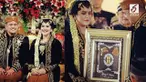 Kahiyang Ayu, putri Presiden Joko Widodo baru saja melahirkan anak pertamanya. Sebelum menikah ternyata Kahiyang dan Bobby merupakan teman kuliah yang berujung ke pelaminan.