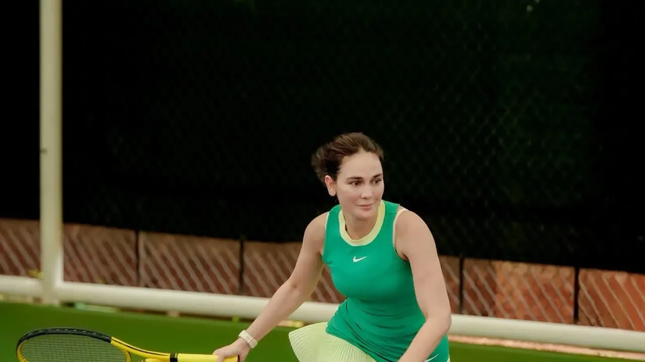 Luna Maya Kembali Main Tenis, Tampil Fresh dengan Outfit Serba Hijau ala E-Commerce